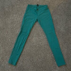 HUE Green Skinny Jeans Size Small Tapered Leg, Stretchy Fit